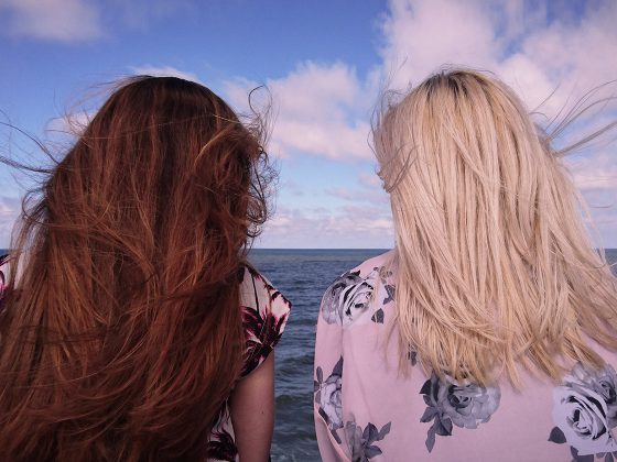 femme-de-dos-cheveux-sec-vent