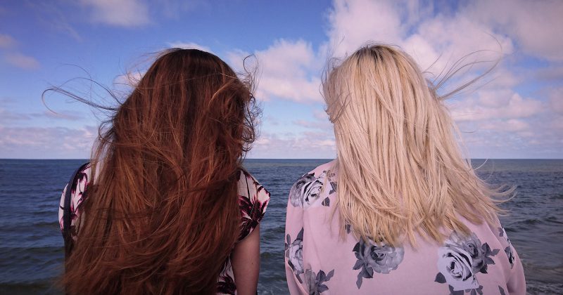 femme-de-dos-cheveux-sec-vent