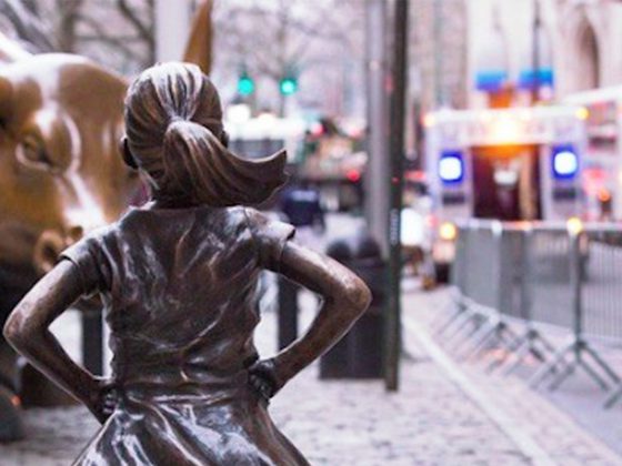 La petite fille intrépide, «the Fearless girl», de l'artiste américaine Kristen Visbal, symbole de la force économique féminine